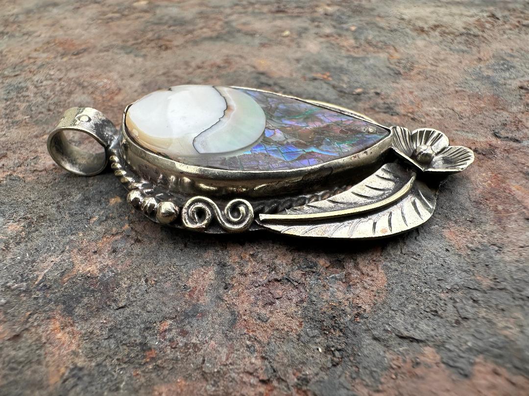 62x35 mm Abalone/ Mother of Pearl Tibetan Pendant Purple
