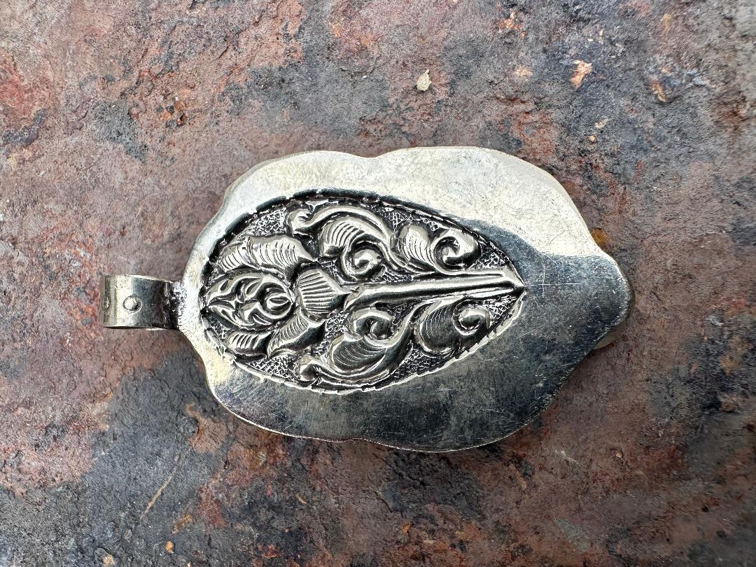 62x35 mm Abalone/ Mother of Pearl Tibetan Pendant Purple