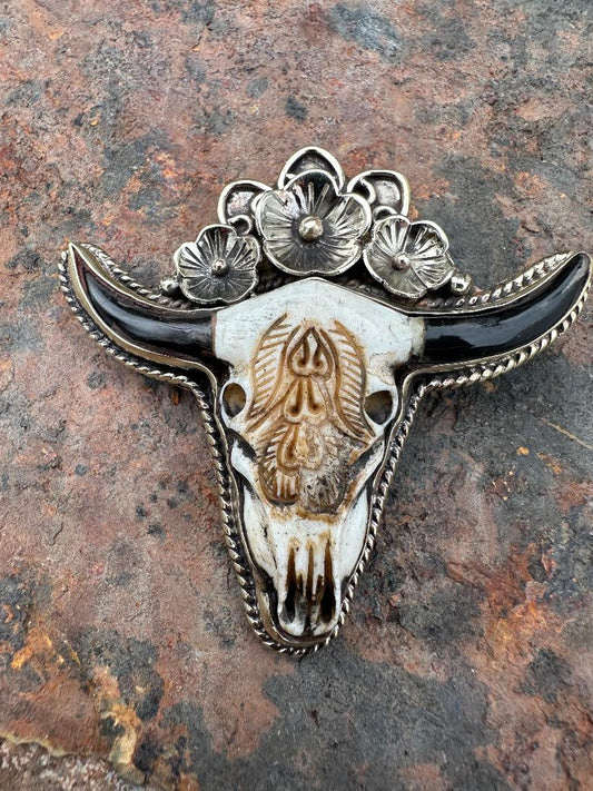 53X53 mm Carved Cow Skull w/ Onyx Tibetan Pendant